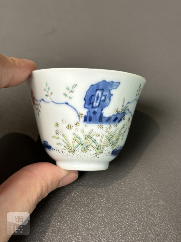 清道光 青花五彩洞石水仙图杯 - 图3